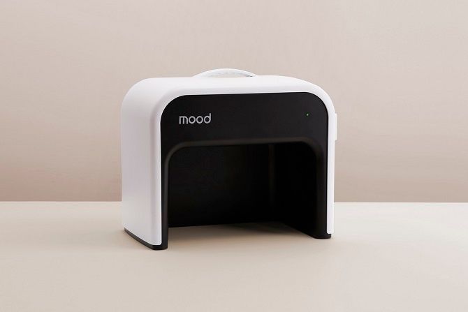 Ne, opravdu se nedíváte na manikérskou lampu. Tato bedýnka vám v zimě zahřeje nohy.