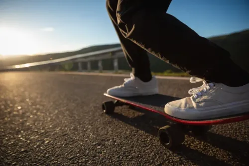 Češi vymysleli revoluční elektrický skateboard. Umělá inteligence prkna učí lidi jezdit XTND Board