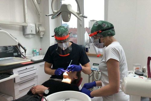 Čeští 3D tiskaři pomáhají v boji s virem COVID-19. Rozdávají ochranné štíty pro lékaře Čeští 3D tiskaři pomáhají v boji s virem COVID-19. Rozdávají ochranné štíty pro lékaře