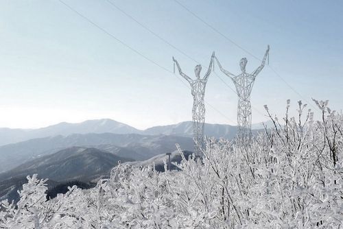 Úchvatní „električtí obři“ možná nahradí odpudivé stožáry na vedení elektřiny Úchvatní „električtí obři“ možná nahradí odpudivé stožáry na vedení elektřiny