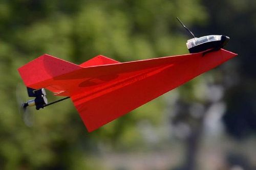 Papírovou vlaštovku digitální doby snadno ovládáte smartphonem Papírovou vlaštovku digitální doby snadno ovládáte smartphonem