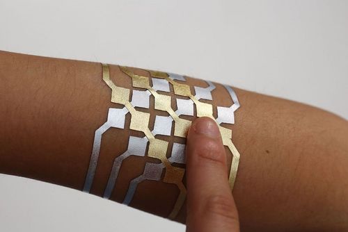 Chytré tetování s kovovým vzhledem vypadá jako šperk. Co umí? Chytré tetování s kovovým vzhledem vypadá jako šperk. Co umí?