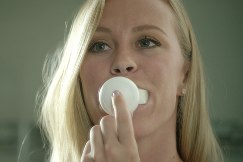 Dokonale čisté zuby za 10 sekund. To slibuje bizarní automatický kartáček Amabrush Dokonale čisté zuby za 10 sekund. To slibuje bizarní automatický kartáček Amabrush