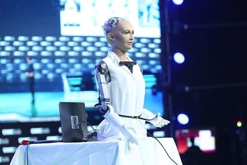 Robotka s umělou inteligencí Sophia získala občanství v Saúdské Arábii Robotka s umělou inteligencí Sophia získala občanství v Saúdské Arábii