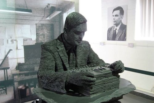 Alan Turing, vynálezce Turingova stroje, položil teoretické základy dnešních počítačů Alan Turing, vynálezce Turingova stroje, položil teoretické základy dnešních počítačů