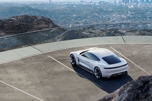 První elektrický sporťák od Porsche se začne vyrábět příští rok. Jmenuje se Taycan