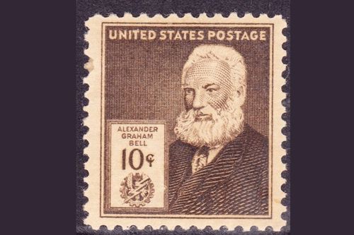 Alexander Graham Bell vynalezl telefon, protože chtěl pomoct sluchově postiženým Alexander Graham Bell vynalezl telefon, protože chtěl pomoct sluchově postiženým