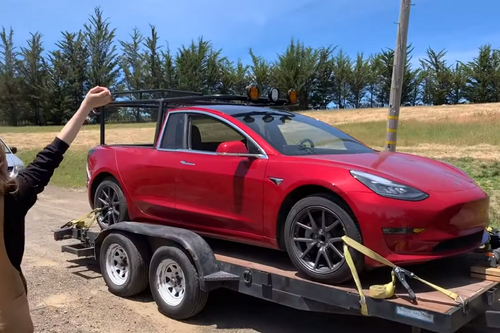 Královna nefunkčních robotů rozřezala vlastní Teslu, aby vyrobila nový elektrický pick-up Královna nefunkčních robotů rozřezala vlastní Teslu, aby vyrobila nový elektrický pick-up