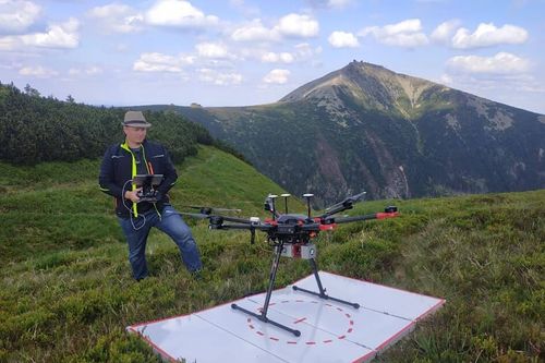 Expert na létání s drony upozornil na některé nejasnosti nových „droních zákonů“ z EU Expert na létání s drony upozornil na některé nejasnosti nových „droních zákonů“ z EU