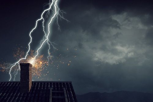 Jarní bouřky se blíží. Čas myslet na přepěťovou ochranu Jarní bouřky se blíží. Čas myslet na přepěťovou ochranu