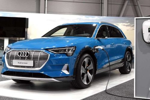 Elektromobily Audi e-tron a VW eCrafter dorazily na český trh. Až do neděle jsou k vidění na pražském e-SALONu Elektromobily Audi e-tron a VW eCrafter dorazily na český trh. Až do neděle jsou k vidění na pražském e-SALONu