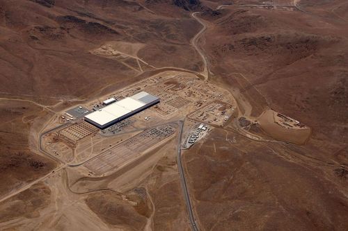 Spustí obří Tesla Gigafactory elektrickou revoluci, nebo zlomí Elonu Muskovi vaz? Spustí obří Tesla Gigafactory elektrickou revoluci, nebo zlomí Elonu Muskovi vaz?