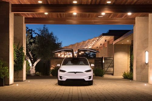 Tesla „jede“: Gigafactory v Evropě, konec nabíjení zdarma i prestižní trofej Tesla „jede“: Gigafactory v Evropě, konec nabíjení zdarma i prestižní trofej