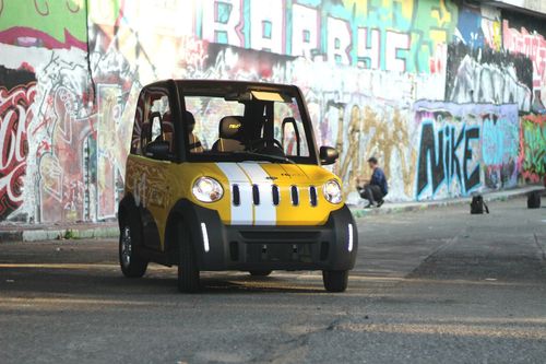 Prahou snadno žlutým autíčkem. Re.volt je nová služba pro milovníky elektromobilů Prahou snadno žlutým autíčkem. Re.volt je nová služba pro milovníky elektromobilů