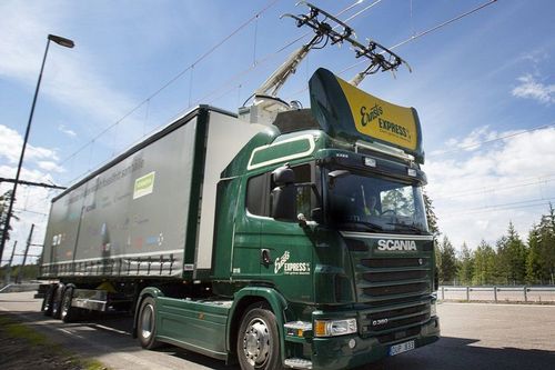 Ani tramvaj, ani trolejbus. Ve Švédsku vede první elektrodálnice pro kamiony Ani tramvaj, ani trolejbus. Ve Švédsku vede první elektrodálnice pro kamiony