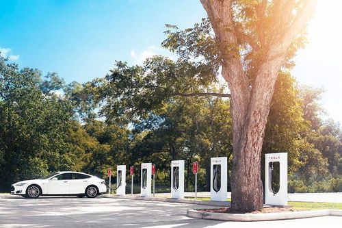 Konečně v Česku! Tesla na dálnici D1 spustila první šestistojanový Supercharger Konečně v Česku! Tesla na dálnici D1 spustila první šestistojanový Supercharger