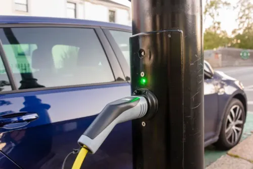 Nabíjení elektromobilů z pouličních lamp: Brzy si ho vyzkoušejí v Londýně Nabíjení elektromobilů z pouličních lamp