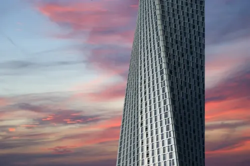 Robocop stráží Dubaj. Tamní policie chce nabrat do sboru 25 % robotů do roku 2030 otacivy-mrakodrap-Dubaj.webp