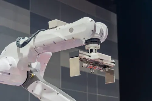 Robot se učí od člověka, jak zpracovávat sklo robot