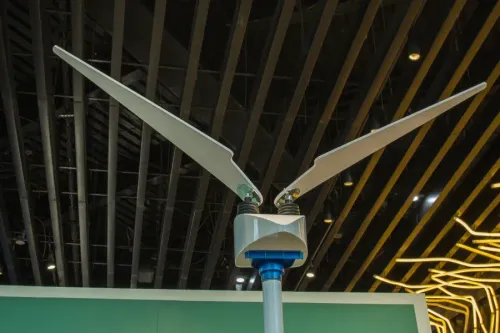 Pozoruhodná větrná turbína inspirovaná křídly kolibříka: Dočká se širšího využití? vetrna-turbina-Tyer-wind-kolibrik.webp