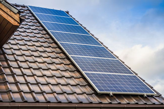 Termické solární systémy umístěné na střeše.