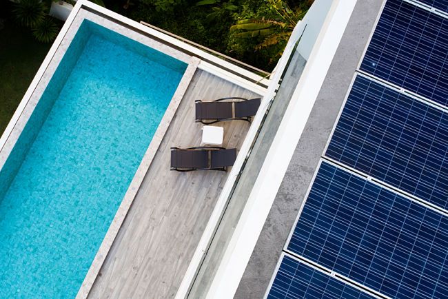 Solární panely se dají využít i k vyhřívání bazénu.