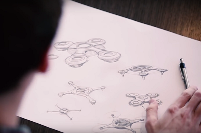 Georg Matus s návrhy dronu Teal.