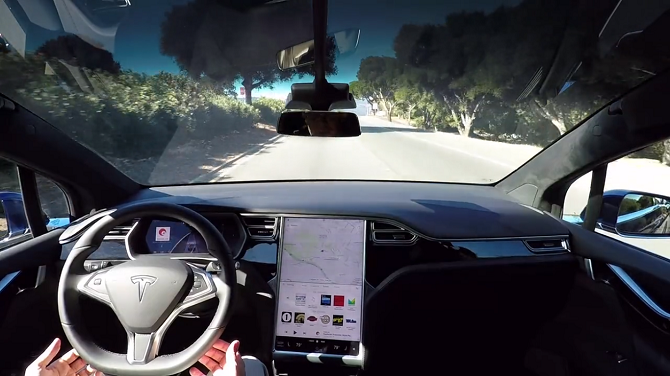 Z videa je patrné, že se řidič během jízdy nedotýká volantu.