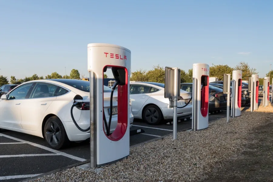 Přestaňte zneužívat rychlonabíječky Tesla